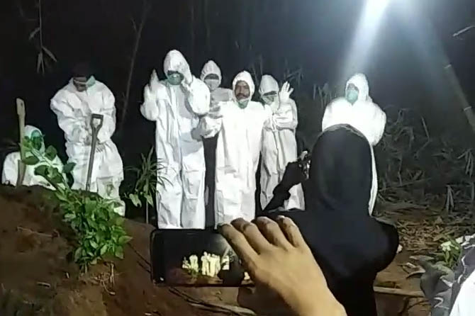 VIRAL: Screenshoot aksi relawan mengenakan APD berjoget di areal pemakaman Desa Bayeman, Gondangwetan.
