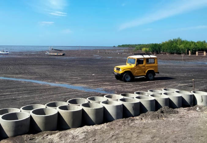 SEMAKIN DIPERCANTIK: Suasana di Pantai Bahak Tongas saat siang hari. Saat ini di lokasi tengah ada pembangunan sarana dan prasarana untuk menunjang wisata. (Foto: Arif Mashudi/Jawa Pos Radar Bromo)