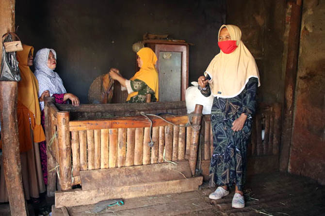 DIBOBOL: Kandang sapi milik Umi Siti yang Sabtu (14/8) dini hari dimasuki pencuri. Pelaku berhasil menggondol sapi jenis brangus milik Umi Siti. (Foto: Rizky Putra Dinasti/Jawa Pos Radar Bromo)