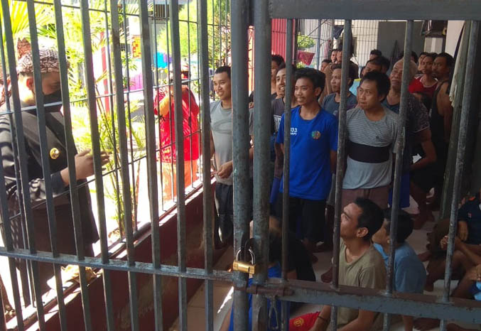 MENYAPA: Wali Kota Probolinggo Hadi Zainal Abidin menyapa warga binaan di Lapas Probolinggo, Selasa (17/8). (Foto: Rizky Putra Dinasti/Jawa Pos Radar Bromo)