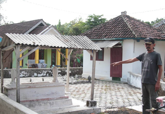 MBAH RAMAH: Makam Mbah ramah, keturunan dari bapak Kerta dan Ibu Sana, pembabat Desa Kertosono. (Foto: Agus Faiz Musleh/Jawa Pos Radar Bromo)