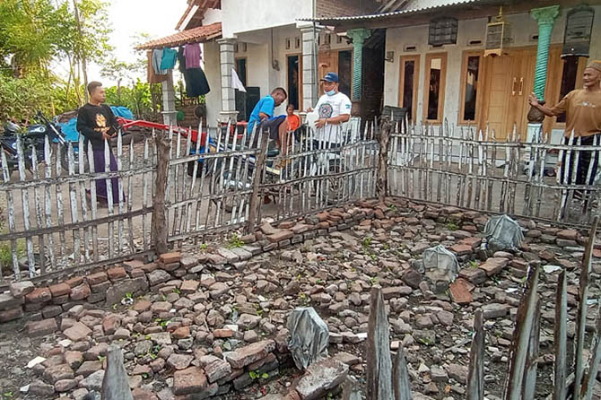 KRAMAT: Makam Sayyid Ahmad dan istrinya Siti Basuni di Dusun Buaran, Desa Jatiurip, Krejengan. Makam ini membujur dari timur ke barat. (Foto: Agus Faiz Musleh/Jawa Pos Radar Bromo)