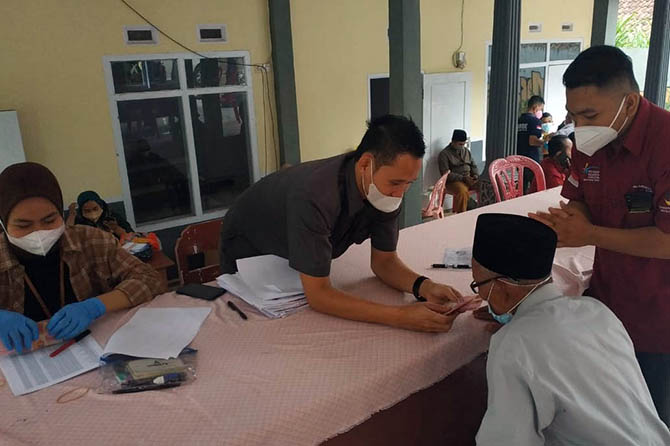 DISALURKAN: Petugas melayani KPM dalam pencairan PKH Plus. Hingga jadwal penyaluran selesai, bantuan baru tersalurkan separo dari seluruh KPM. (Foto: Istimewa)