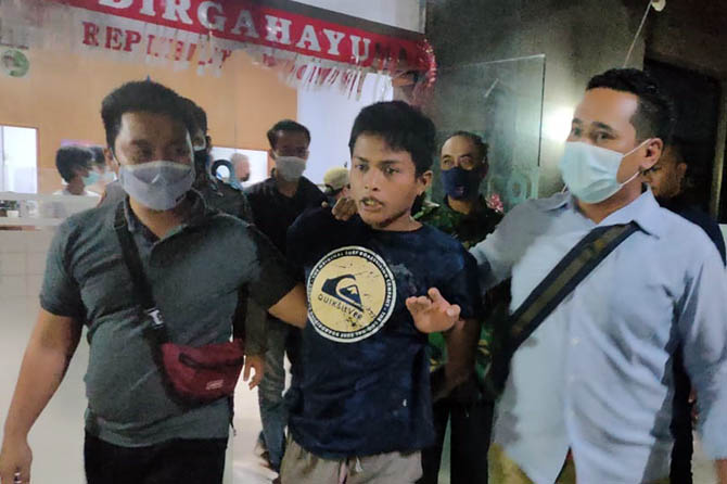 JIWA SOSIAL: Pelaku Hermanto saat diamankan petugas Polsek Dringu. (Arif Mashudi/Radar Bromo)