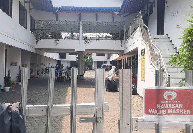 ISOLASI TERPUSAT: Suasana di Hotel Semeru saat pagi hari. Hotel ini menjadi tempat isolasi terpusat bagi warga Kota Pasuruan yang positif Covid-19. (Foto: Fahrizal Firmani/Jawa Pos Radar Bromo)