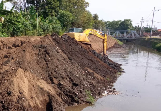 KERUK: Normalisasi sungai Petung di Blandongan beberapa waktu lalu. Lantaran ketiadaan anggaan, pemkot belum bisa menormalisasi kali Krampyangan tahun ini. (Foto: dok Jawa Pos Radar Bromo)