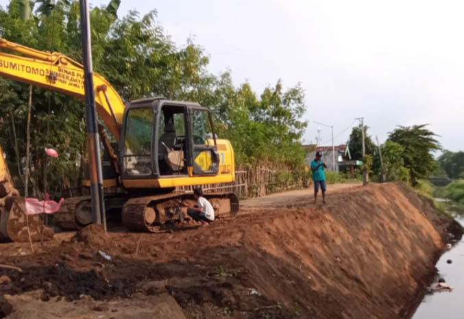TINGGAL SEDIKIT: Alat berat yang digunakan unuk normalisasi Kali Petung. Pengerjaan pengerukan Kali Petung tersisa 15 persen. (Foto: Fahrizal Firmani/Jawa Pos Radar Bromo)