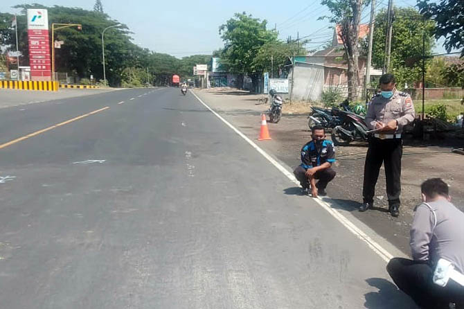 LOKASI KEJADIAN: Personel Unit Laka Satlantas Polres Pasuruan Kota menggelar olah TKP di Jalan Raya Nguling usai kecelakaan (31/8).
