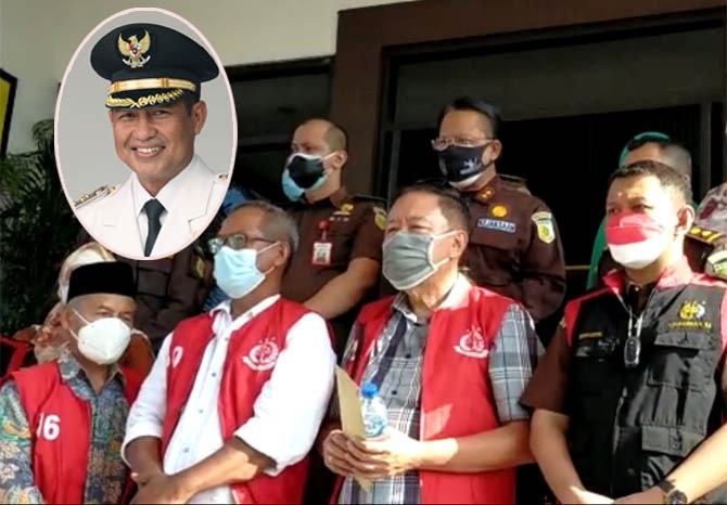 ROMPI TAHANAN: Mantan Wabup Pasuruan Riang Kulup Prayuda alias Gagah (dua dari kiri) bersama 2 tersangka lain mengenakan rompi tahanan kejari, saat hendak dibawa ke Lapas Pasuruan dan Rutan Bangil, Rabu (18/8). Inset foto Gagah saat masih menjadi Wabup Pa