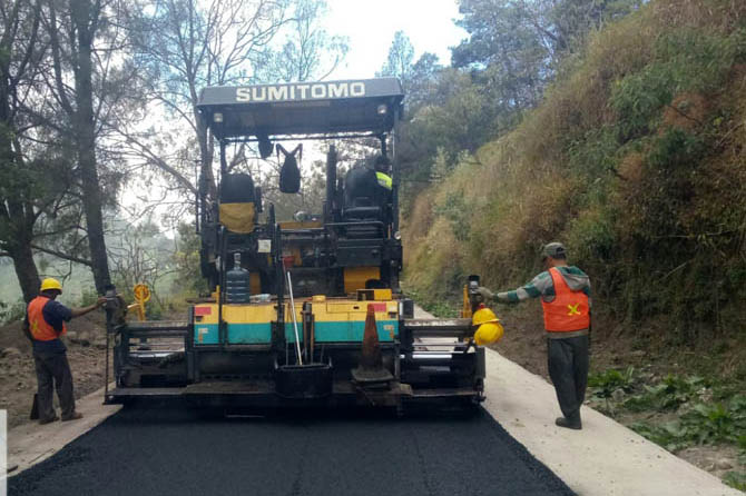 PENGERASAN: Jalan Tosari menuju Bromo dipadatkan sebelum ditingkatkan dengan pengaspalan. (Foto: M Rosyidi/Jawa Pos Radar Bromo)