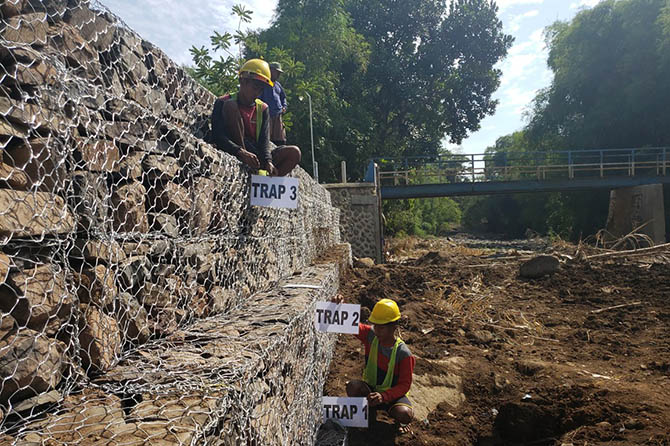 RAMPUNG: Pemasangan bronjong di tebing sungai wilayah Desa Benerwojo, Kecamatan Kejayan. (Istimewa)
