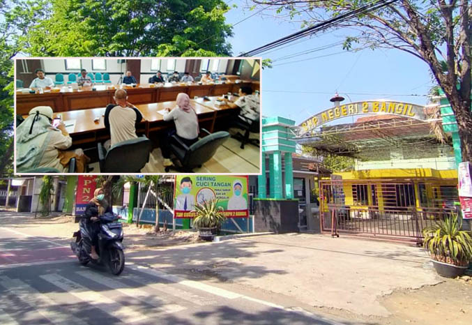 DIPROTES: Gedung SMPN 2 Bangil yang sempat hendak dijadikan tempat isolasi terpusat. Insert: Warga saat heading di DPRD Kabupaten Pasuruan. (Foto: Iwan Andrik/Jawa Pos Radar Bromo)
