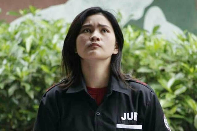 HARUS CERMAT: Gaya Habibatul Izzawahyudi Putri saat menjadi juri di sebuah tempat gantangan burung. (Foto: Dok. Pribadi)