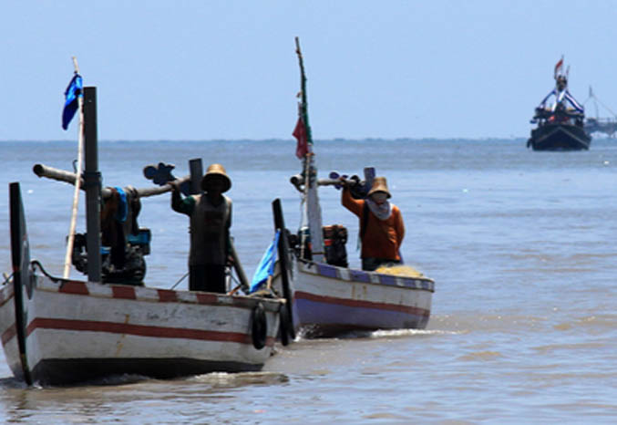 PULANG MELAUT: Nelayan di Panggungrejo usai mencari ikan. (Foto: dok Jawa Pos Radar Bromo)
