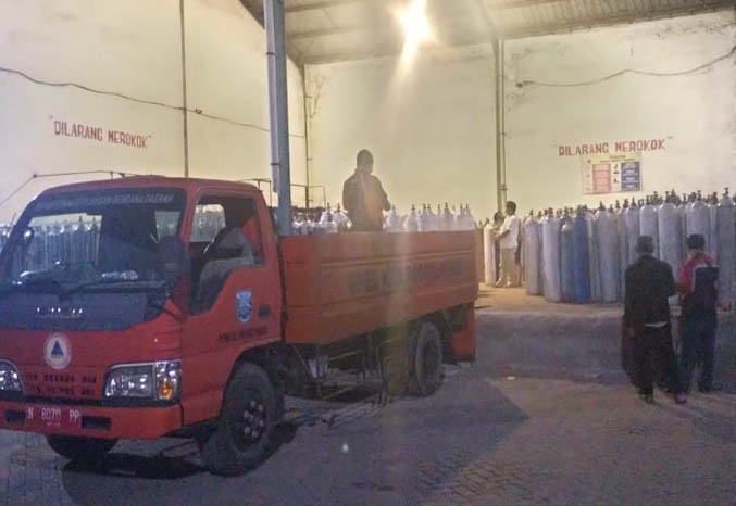 SIAP ANGKUT: Truk BPBD Kabupaten Probolinggo siap mengangkut tabung oksigen ke RSUD Tongas. (Foto: BPBD Kabupaten Probolinggo for Jawa Pos Radar Bromo)