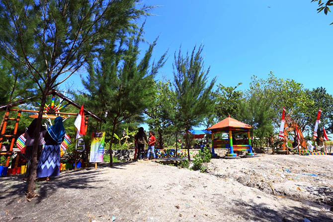 WISATA PANTAI: Sejumlah warga berwisata di Pantai Kampung Pelangi Randuputih, Kecamatan Dringu, Kabupaten Probolinggo. (Foto: Zainal Arifin/Jawa Pos Radar Bromo)