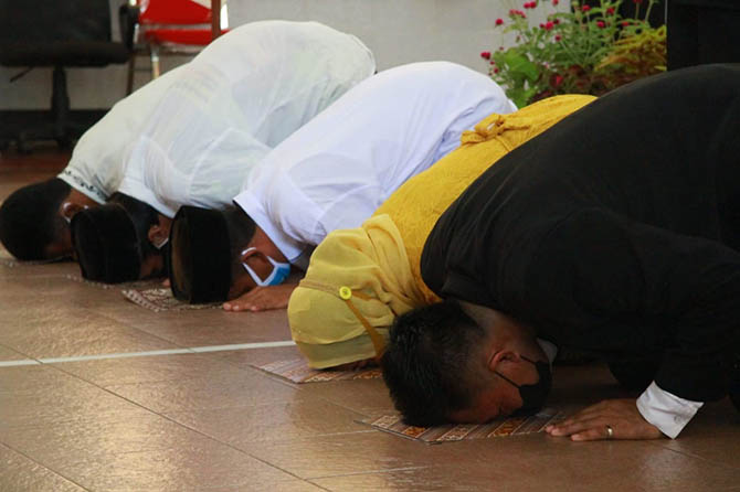 WUJUD SYUKUR: Warga binaan Rutan Kraksaan bersujud usai mendapat remisi di Hari Kemerdekaan. Dari ratusan warga binaan yang dapat, ada tiga yang langsung bebas. (Foto: Agus Faiz Musleh/Jawa Pos Radar Bromo)
