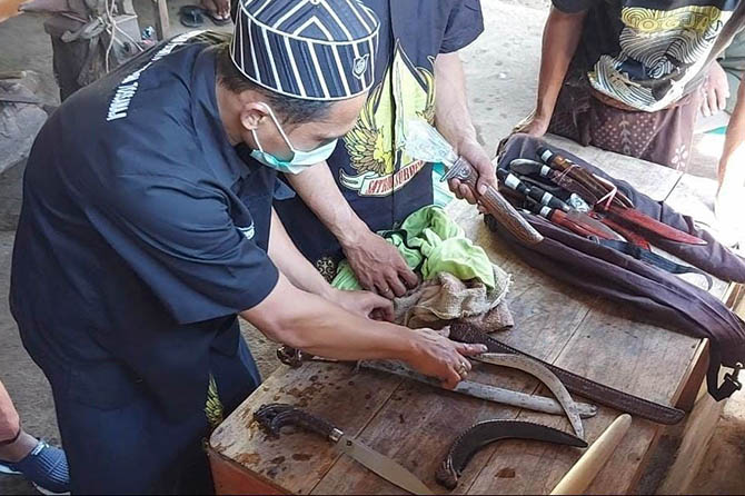 TRADISI: Warga Desa Kemiri di kecamatan Puspo membersihkan benda pusaka. (Foto: M Rosyidi/Jawa Pos Radar Bromo)