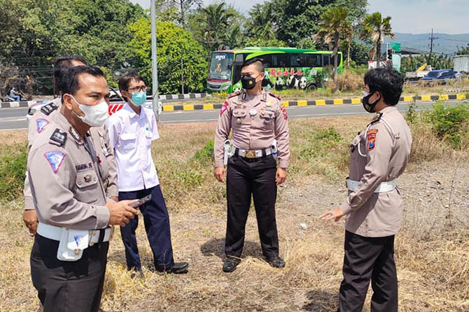 CEK LOKASI: Satlantas Polres Pasuruan survei lahan di exit tol Purwodadi, sebelum membangun Poslantas baru. (Foto: Istimewa)