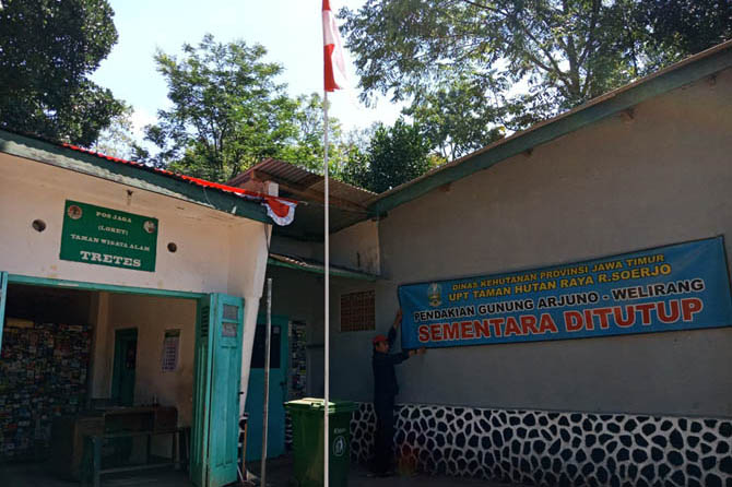 DILARANG: Pos penjagaan menuju pendakian di Prigen sebelum PPKM. (Foto: Dok. Radar Bromo)