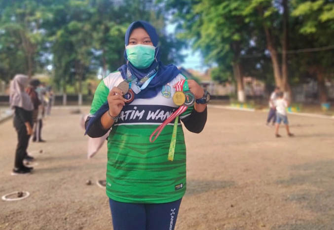 DILATIH PELATIH INTERNASIONAL: Anjani Dwi Aprilia dengan koleksi medalinya.  (Foto M Busthomi/Jawa Pos Radar Bromo)