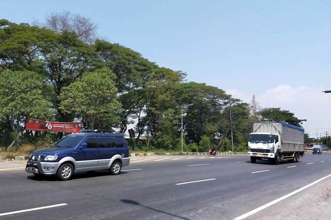 GAGAL: Sejumlah kendaraan melintas di Bundaran Apollo, Kecamatan Gempol, Kabupaten Pasuruan, yang rencananya akan dipasangi CCTV. Tetapi, anggarannya dialihkan untuk penanganan Covid-19. (Foto: Rizal Fahmi Syatori/Jawa Pos Radar Bromo)