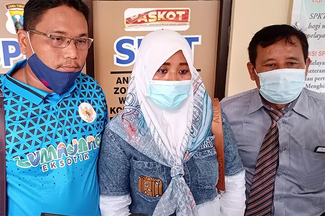 LAPOR BALIK: Bu Kades Wotgalih RK bersama tim kuasa hukumnya saat mendatangi Mapolres Pasuruan Kota, beberapa waktu lalu. (Dok Radar Bromo)
