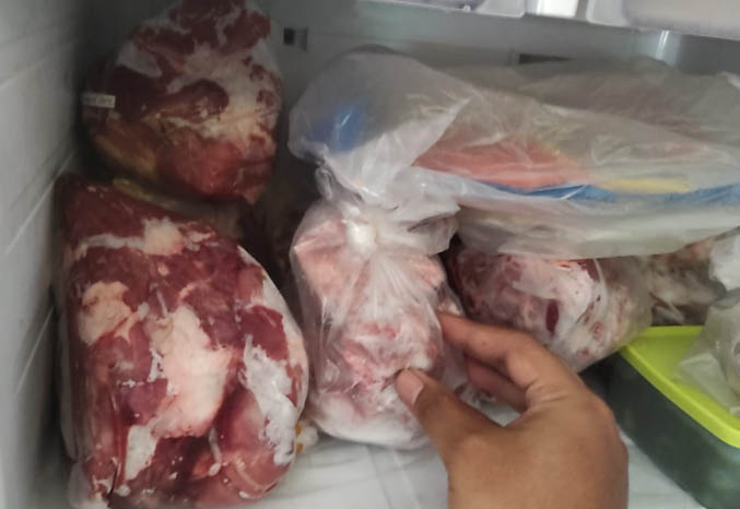 CEK SUHU: Daging yang disimpan di freezer kulkas bisa bertahan berbulan-bulan, bila suhunya pas dan tak tercemar bakteri. (Foto: M Busthomi/Jawa Pos Radar Bromo)