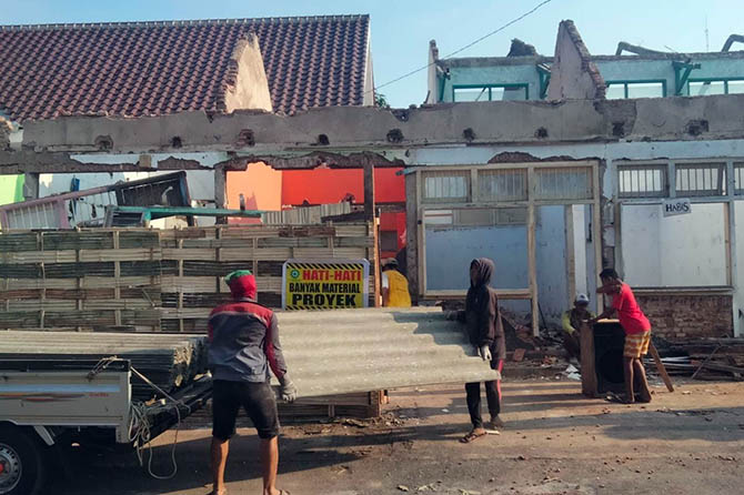 BANGUN BARU: Pekerja membongkar kios di pertokoan Jalan Dewi Sartika yang akan dijadikan foodcourt. (Muhamad Busthomi/Radar Bromo)