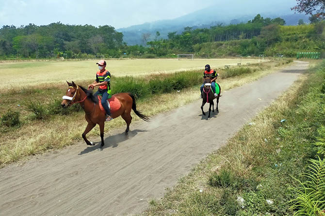 KEMBALI DIMANFAATKAN: Sejumlah joki kuda memacu kudanya di Lapangan Ledug, Minggu (22/8). (Rizal Syatori/Radar Bromo)