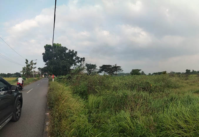 PERLU DITINGGIKAN: Lapangan Krapyakrejo di Gadingrejo yang akan digelontor Rp 2 miliar untuk direhab supaya jadi lebih layak. (Foto: dok Jawa Pos Radar Bromo)