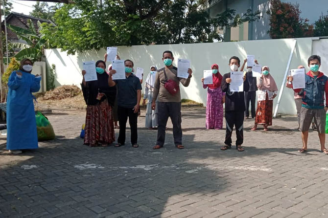 PULANG: Penghuni rumah karantina yang sembuh saat diperbolehkan pulang.