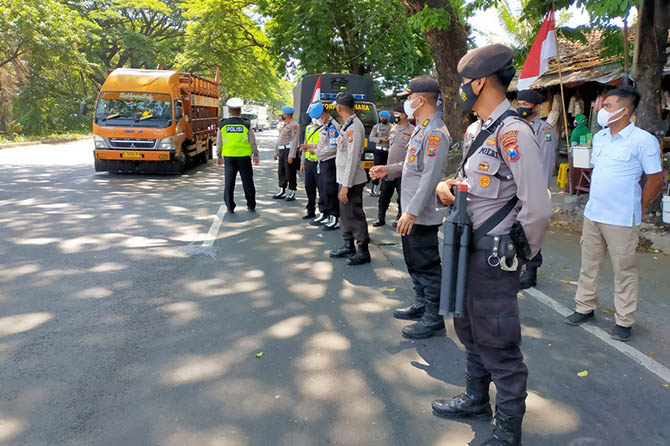 GENCARKAN PATROLI: Anggota Polres Pasuruan patroli untuk mencegah bentrok susulan oknum suporter di Gempol. (Dok. Radar Bromo)