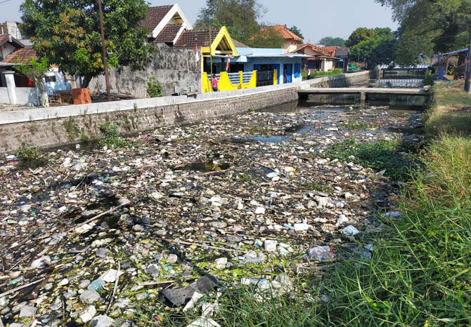 KOTOR: Tumpukan sampah di Kali Kebonsari yang berlokasi di Desa Legok, Kecamatan Gempol. (Foto: Rizal F. Syatori/Jawa Pos Radar Bromo)