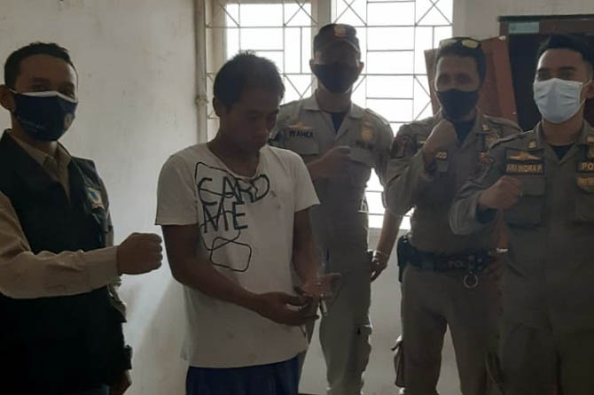 DIAMANKAN: ODGJ (kaus putih) diamankan Satpol PP Kabupaten Probolinggo dari Desa Bulu, Kecamatan Kraksaan.