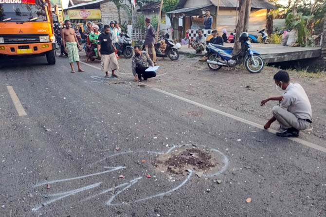 Petugas saat melakukan olah TKP kecelakaan maut di Jorongan, Leces.