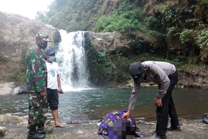 NAHAS: Petugas saat mengevakuasi jenazah Diko Ismi Arjunatama yang jatuh dari jurang sedalam sekitar 45 meter.