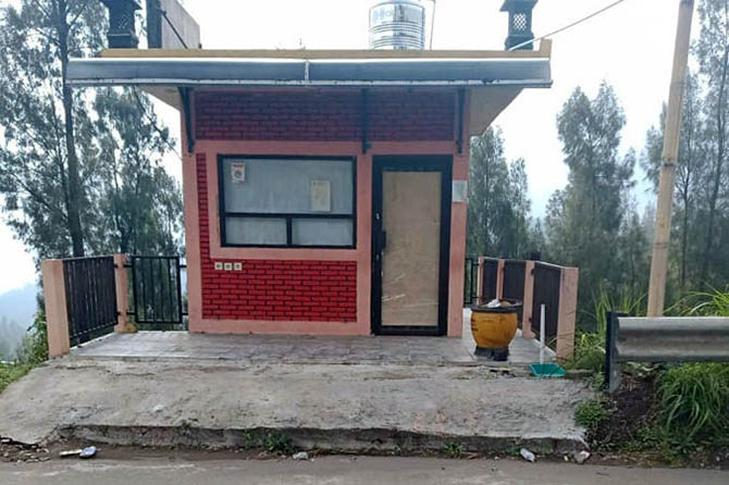 TUTUP: Pos Pantau di Tosari yang sudah lama ditutup. (Foto: Istimewa)