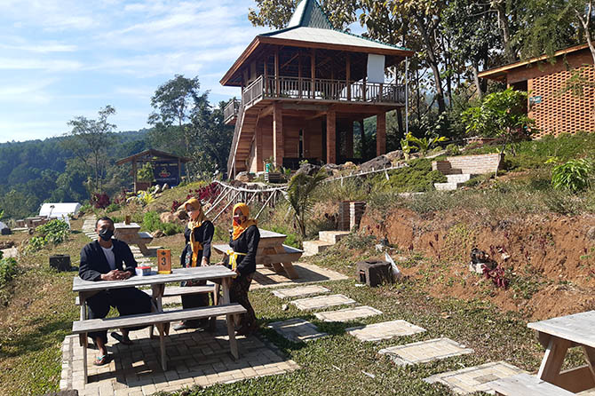 WISATA EDUKASI: Sajian Baper Progresif di Desa Ngepung, Kecamatan Sukapura, sambil menikmati keindahan alam. (Foto: Arif Mashudi/Jawa Pos Radar Bromo)