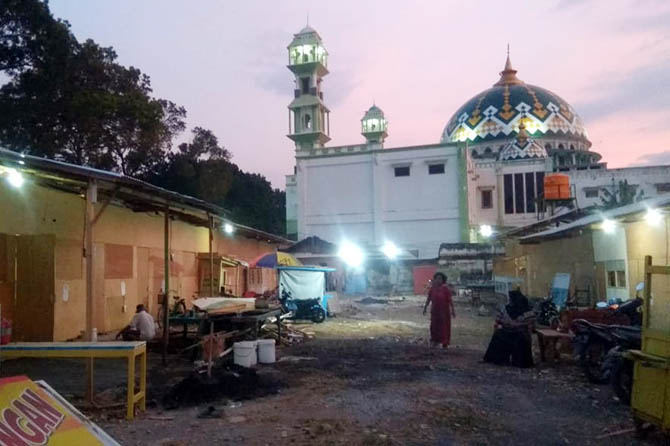 RELOKASI: Sejumlah pedagang yang sebelumnya berjualan di sisi utara Alun-alun Kota Probolinggo, direlokasi sementara ke TPS pedagang di sisi utara Masjid Agung Raudlatul Jannah Kota Probolinggo. (Rizky Putra Dinasti/Radar Bromo)