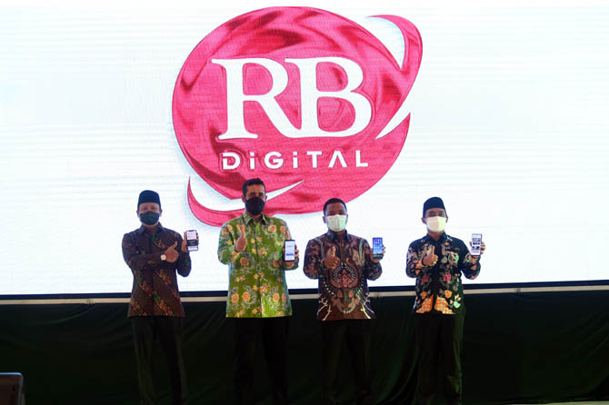 LAUNCHING: Dari kiri; Bupati Pasuruan Irsyad Yusuf; Wali Kota Probolinggo Habib Hadi Zainal Abidin; Direktur Jawa Pos Radar Bromo HA Suyuti dan Wawali Pasuruan Adi Wibowo saat launching Radar Bromo Digital, Senin (6/9). (Zainal Arifin/ Radar Bromo)