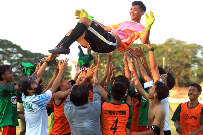 EUFORIA: Tim Surya Muda merayakan kemenangannya dengan mengangkat sang kiper. Penjaga gawang ini dianggap sebagai pahlawan karena mampu tampil heroik di adu penalti. (Zainal Arifin/ Radar Bromo)