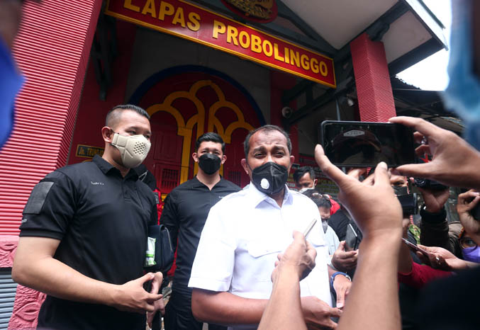 CEK INSTALASI: Wamen Kemenkum-HAM Eddy Omar Sharif Hiariej saat berkunjung ke Lapas IIB Probolinggo, Jumat (10/9). (Foto: Zainal Arifin/Jawa Pos Radar Bromo)
