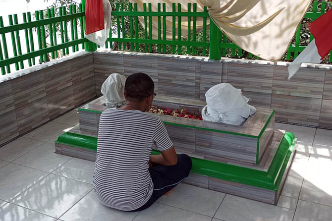 ZIARAH: Salah seorang datang ke makam Kramat Lanceng. (Foto: Agus Faiz Musleh/Jawa Pos Radar Bromo)