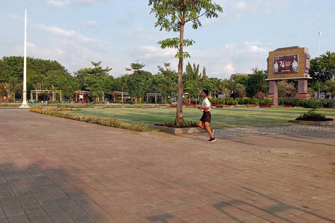 DIBUKA: Seorang pengunjung berolahraga di Alun-alun Kraksaan, pagi kemarin. Saat ini alun-alun kembali dibuka dengan pembatasan pengunjung. (Foto: Achmad Arianto/Jawa Pos Radar Bromo)