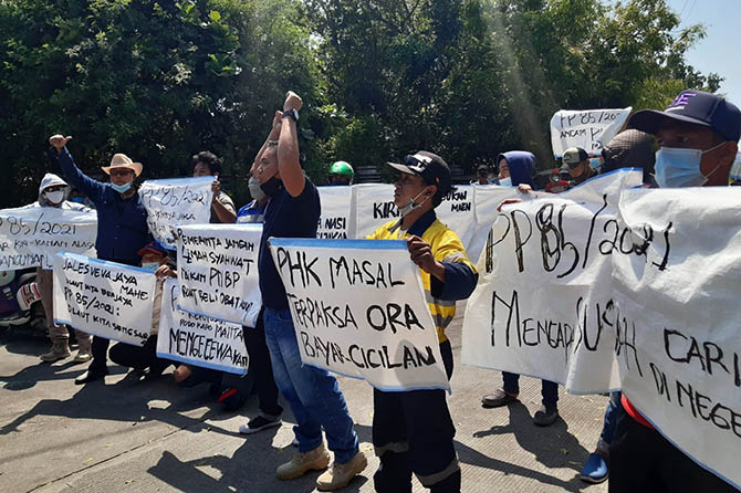 LAWAN: Para nelayan saat menggelar aksi di Pelabuhan Mayangan, Kota Probolinggo. (Arif Mashudi/Radar Bromo)