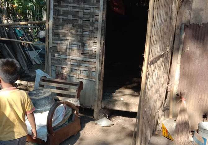 RUSAK: Kandang sapi milik Suyono yang dibobol maling. (Foto : Pemdes Pedagangan for Jawa Pos Radar Bromo)