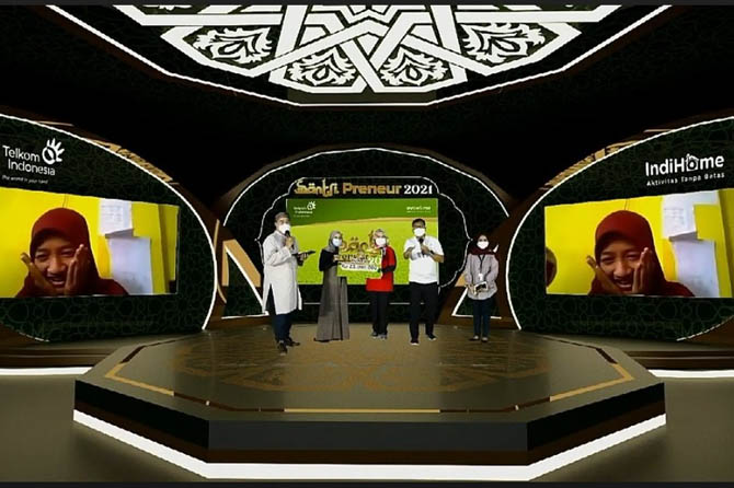 Penyerahan hadiah IndiHome Santripreneur 2021