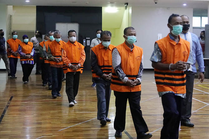 DITAHAN: KPK Resmi menahan 17 ASN calon Pj kades selama 20 hari. Terhitung mulai 4 September sampai 23 September. Mereka dirilis kemarin (4/9) sore di kantor KPK. (Fedrik Tarigan/Jawa Pos)