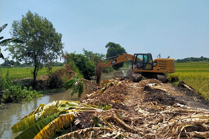 NORMALISASI: Proses pengerukan Kali Pagak. (Iwan Andrik/Radar Bromo)